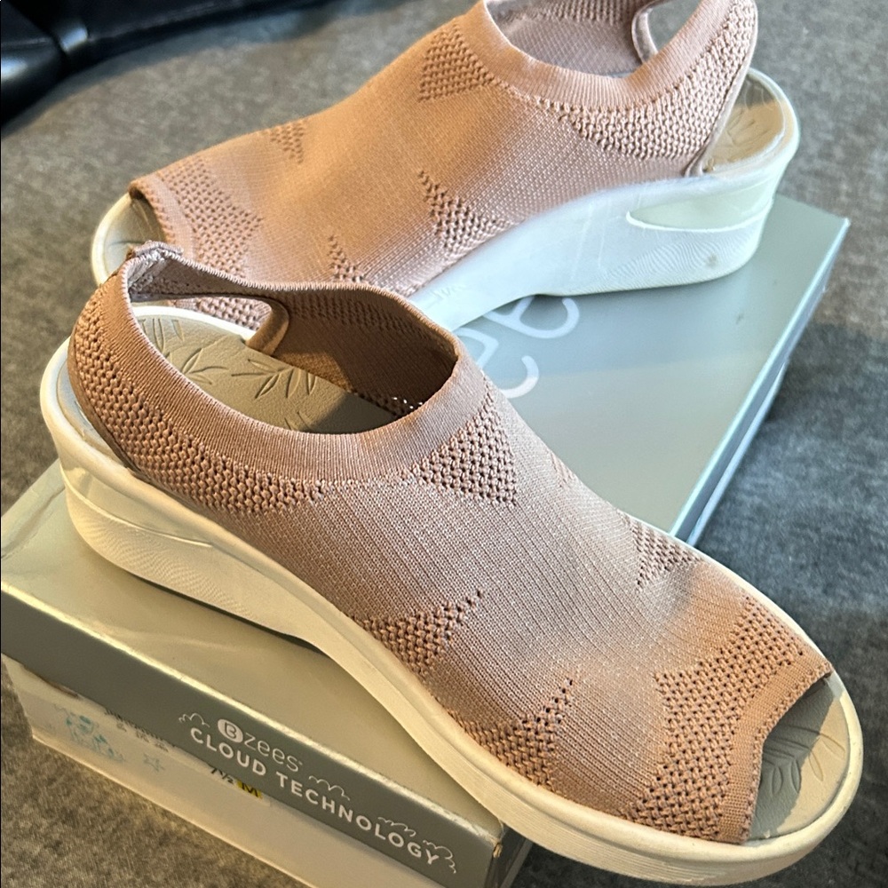 Bzees Pink Knit Open-Toe Slingback Sandals like new only worn a few times. - Picture 3 of 6